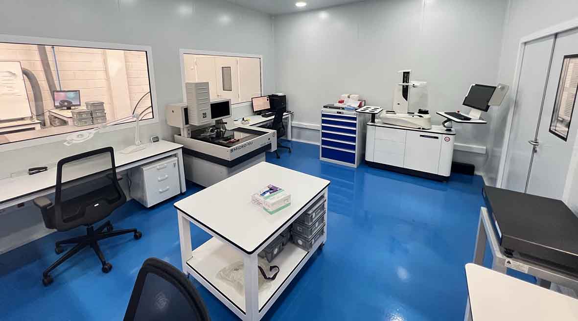 Vista general de sala metrología en empresa fabricación medica
